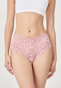 Mutandine in pizzo di un rosa chiaro, con un motivo floreale in accenti rossi e una vita scallopata. Morbida al tatto con dettagli intricati.
