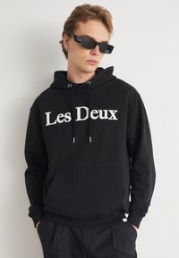 Les Deux CHARLES HOODIE - Jersey con capucha - black/white