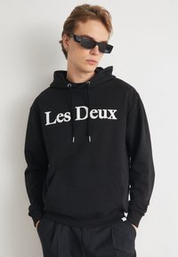 Les Deux - CHARLES HOODIE - Jersey con capucha - black/white Imagen en miniatura 1