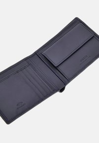 Marineblå læderpung med flere kortlommer og en sikker flap. Har en glat tekstur og prægede brandlogo. Kompakt, bifold design.