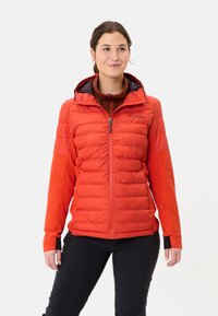 Giacca a vento rossa con dettagli neri, chiusura con zip, cappuccio e polsini elasticizzati. Il materiale sembra leggero e isolante, adatto per l'uso all'aperto.