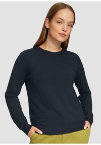 Maglione lavorato a maglia blu navy con scollo rotondo e polsini a coste. Caratterizzato da una forma aderente e una consistenza morbida, adatto per un look casual.