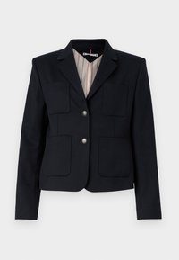Granatowa marynarka o dopasowanym fasonie, z klapami, dwiema przednimi kieszeniami i srebrnymi guzikami. Wnętrze z paskowanym podszewką.