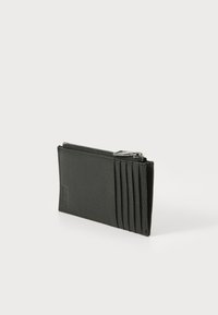 Juodas odinis piniginė su tekstūruota paviršiumi, daug kortelių kišenių vienoje pusėje ir užtrauktuku uždaroma skyriumi viršuje.