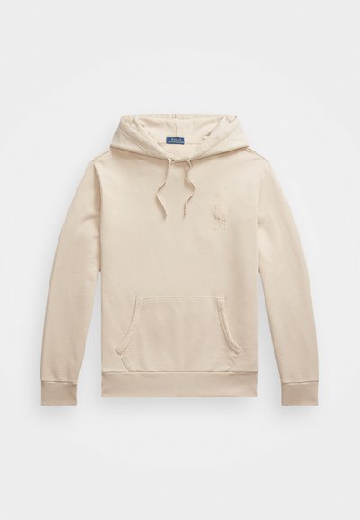Μπέζ φούτερ με κουκούλα από μείγμα βαμβακιού. Διαθέτει τσέπη καγκουρό, ριμπ μανσέτες και στρίφωμα, με ένα μικρό κεντημένο λογότυπο στο στήθος.