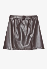Brun faux skinn skjørt med en tilpasset midjebånd, store beltesløyfer og subtile folder, med en glatt, blank tekstur.