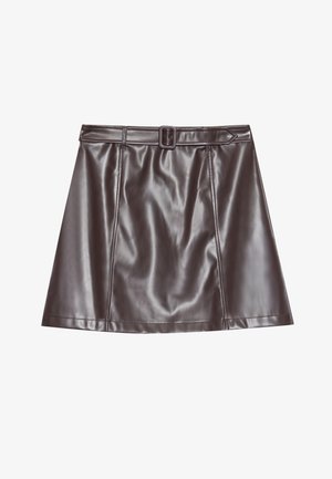 Pruun faux nahast mini seelik, millel on sobiv vöökoht, suur vöökloop ja peened voldid, omades sujuvat ja läikivat tekstuuri.