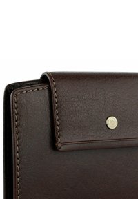 Portafoglio in pelle marrone con superficie testurizzata, caratterizzato da bordi cuciti e chiusura a pressione metallica rotonda sul fronte.