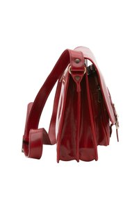 Borsa a spalla in pelle rossa con finitura lucida, caratterizzata da un design testurizzato a pieghe e una tracolla regolabile con dettagli in metallo.