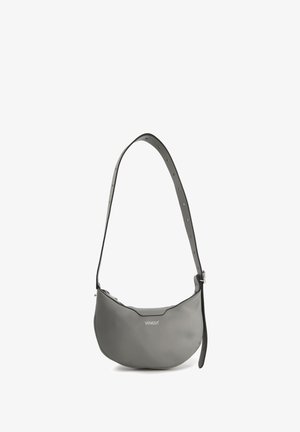 Sac à bandoulière en cuir gris avec une forme arrondie, une bandoulière réglable et une fermeture éclair. Présente un logo argenté à l'avant.