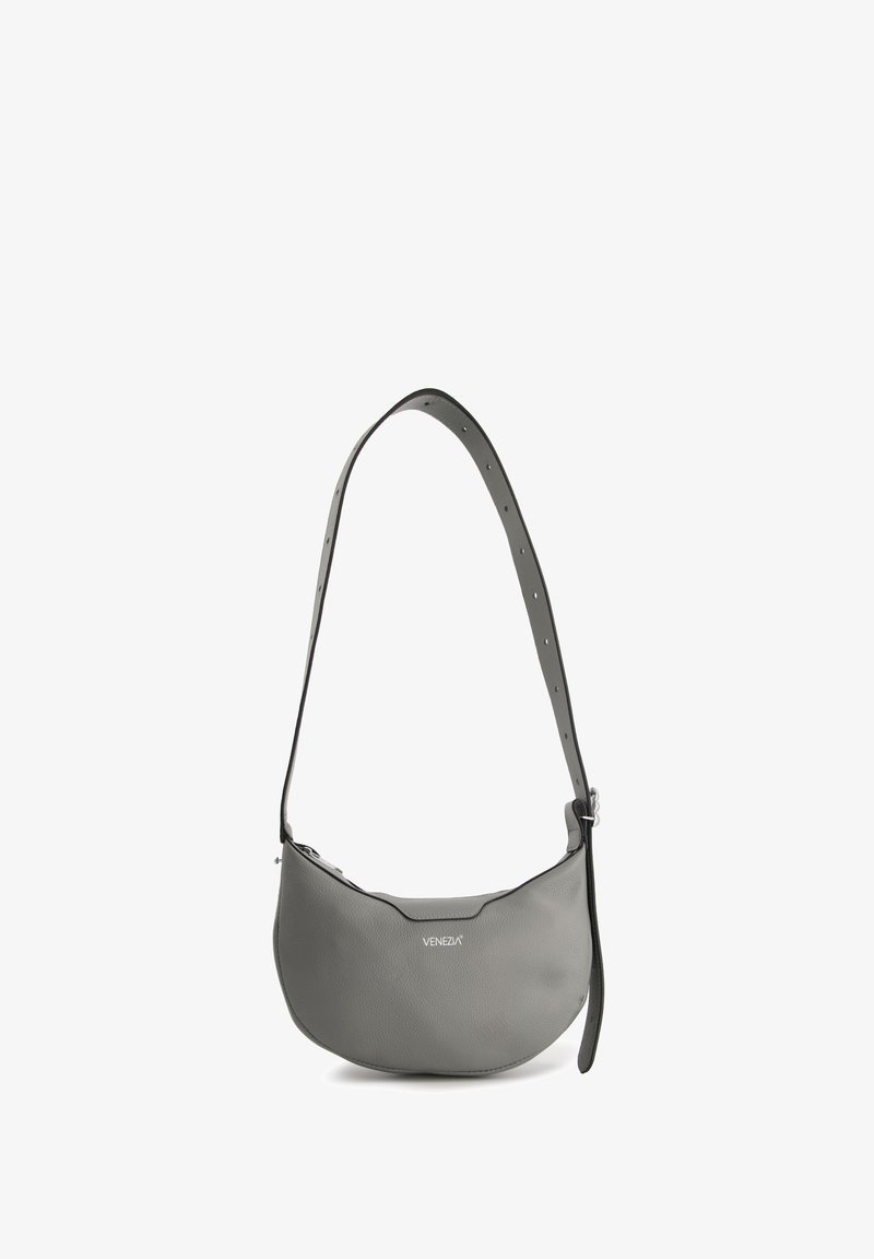 Sac à bandoulière en cuir gris avec une forme arrondie, une bandoulière réglable et une fermeture éclair. Présente un logo argenté à l'avant.