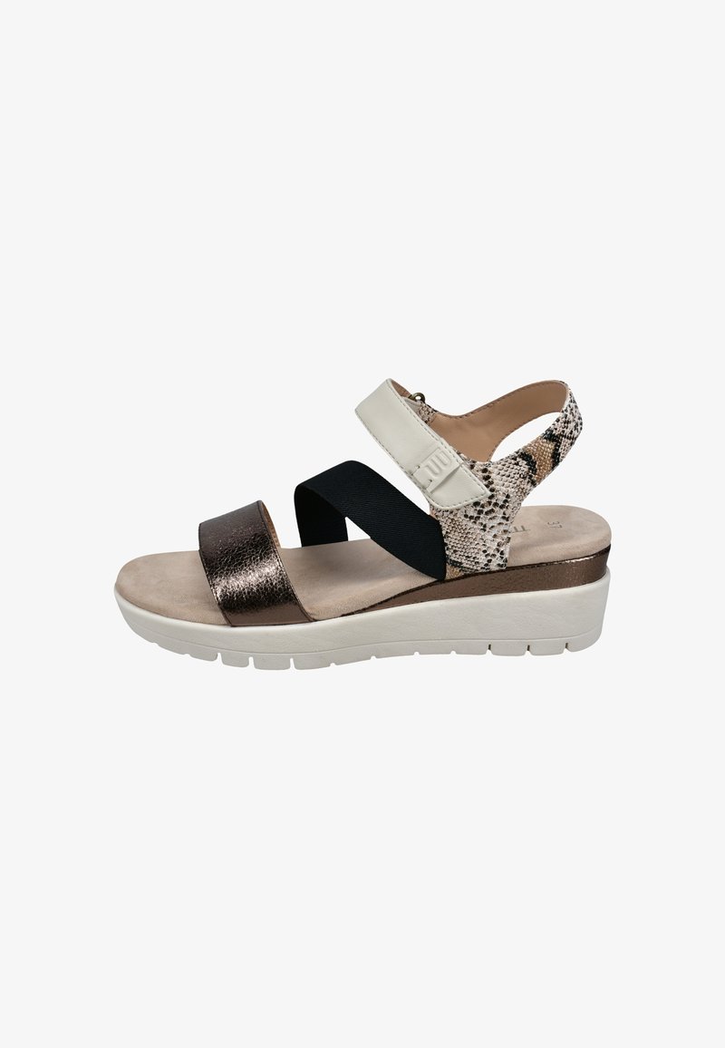 Keilsandalen mit einem bronzefarbenen metallischen Riemen, schwarzem Gummiband und Schlangenledermuster-Akzenten auf einer hellbeigen Plateausohle.