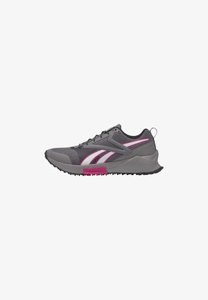 Chaussure de running grise et noire avec des rayures roses et blanches, semelle noire avec un accent rose, fermeture à lacets et languette au talon.