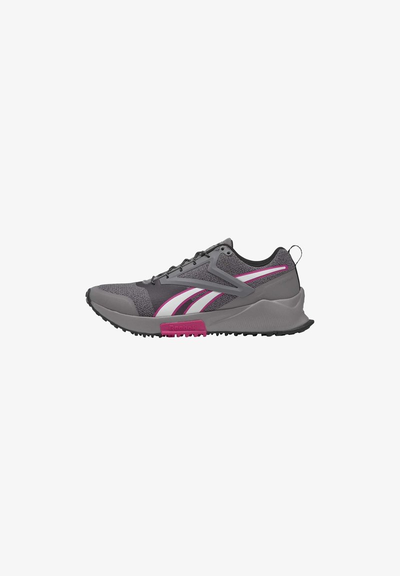 Chaussure de running grise et noire avec des rayures roses et blanches, semelle noire avec un accent rose, fermeture à lacets et languette au talon.