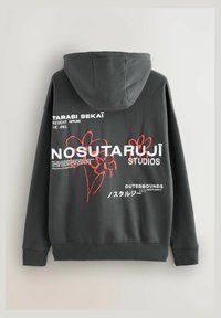 Felpa con cappuccio grigia con coulisse. Sul retro presenta scritte stampate bianche e rosse e motivi floreali. Polsini e orlo a costine.