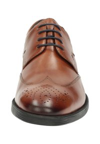 Bruin leren herenklassieke schoen met zwarte veters, geperforeerd neusdesign en zwarte rubberen zool, weergegeven vanuit een frontaal perspectief.