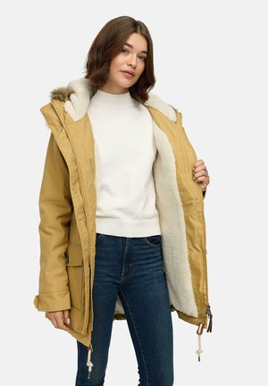 Kaki parka-jacka med syntetisk pälskant, dragkedjestängning och mjukt foder. Detaljer inkluderar stora fickor och justerbara dragsnören i nederkant.