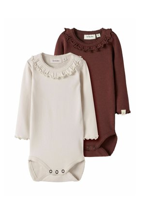 Zwei langärmlige Bodysuits: einer in Creme mit Rüschenkragen, der andere in Burgunderrot mit Druckknöpfen am Boden und ebenfalls einem Rüschenkragen.