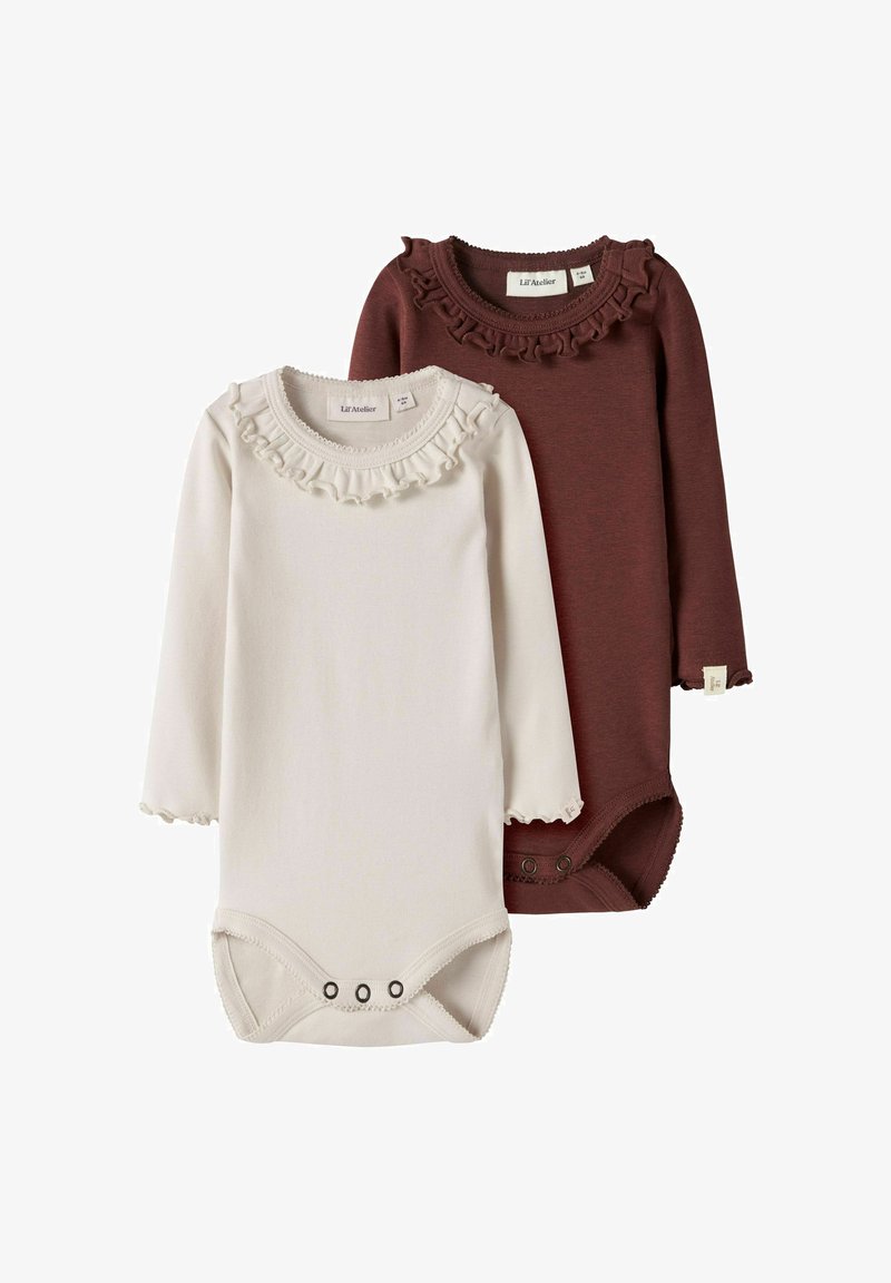 Dwa bodysuity z długim rękawem: jeden w odcieniu kremowym z falbaniastym dekoltem, drugi w kolorze burgundowym z napami u dołu i również falbaniastym dekoltem.