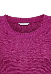 Maglione magenta lavorato a maglia con collo rotondo. Tessuto testurizzato, con una trama ampia e un colletto a coste. L'etichetta riporta "ONLY."