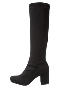 Botas negras hasta la rodilla hechas de un tejido brillante, con tacón cuadrado y puntera redonda, con una textura suave y un diseño minimalista.