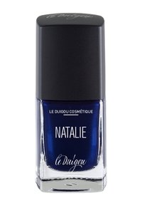 Dunkelblauter Nagellack in einer quadratischen Glasflasche mit schwarzem Deckel. Der Text lautet "NATALIE" und "le Duigou cosmétique" in Weiß.