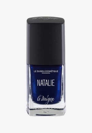 Smalto per unghie blu scuro in una bottiglia di vetro quadrata con un tappo nero. Il testo recita "NATALIE" e "le Duigou cosmétique" in bianco.