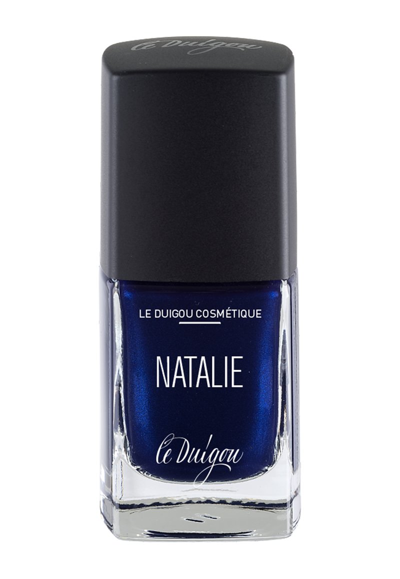 Dunkelblauter Nagellack in einer quadratischen Glasflasche mit schwarzem Deckel. Der Text lautet "NATALIE" und "le Duigou cosmétique" in Weiß.