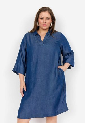 Abito in denim con scollo a V, maniche a tre quarti e tasche laterali. Presenta una texture morbida e un colore blu intenso con dettagli delicati.