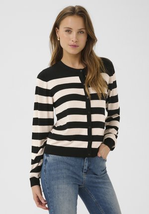 Zwart en crèmekleurige gestreepte cardigan met knoopsluiting, geribbelde mouwen en onderrand; weergegeven met blauwe jeans. Zacht breimateriaal.