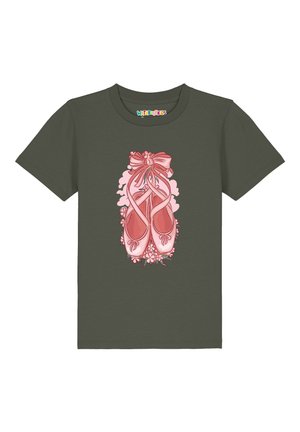 Dunkelgrünes Kindershirt mit rosa Ballettschuhen, die durch Bänder zusammengebunden sind und in der Mitte von kleinen Blumen umgeben sind.