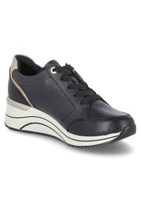Sneaker en cuir noir avec surface texturée, dotée d'une semelle blanche rembourrée et d'accents dorés au niveau du talon et des œillets. Fermeture à lacets.