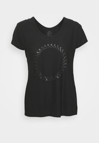 Musta Dri-FIT t-paita pehmeästä ja kevyestä kankaasta. Edessä on pyöreä, teksturoitu kuvio. Lyhyet hihat ja pyöreä pääntie.