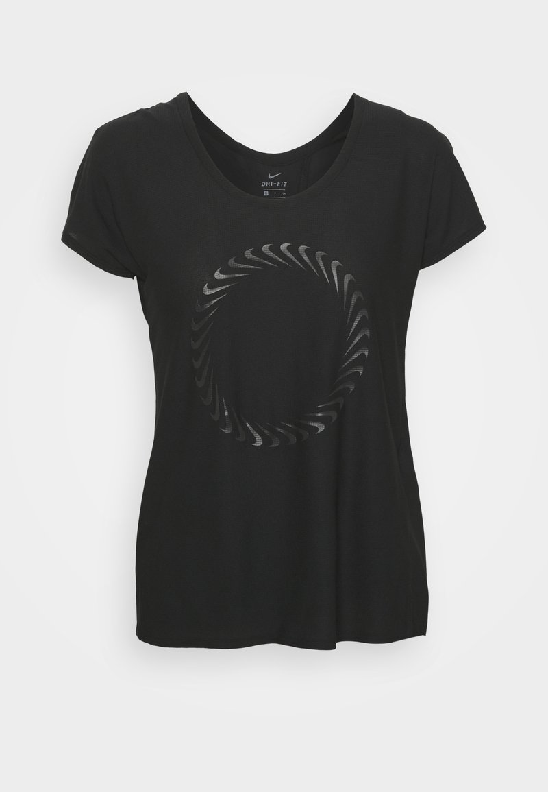 Musta Dri-FIT t-paita pehmeästä ja kevyestä kankaasta. Edessä on pyöreä, teksturoitu kuvio. Lyhyet hihat ja pyöreä pääntie.