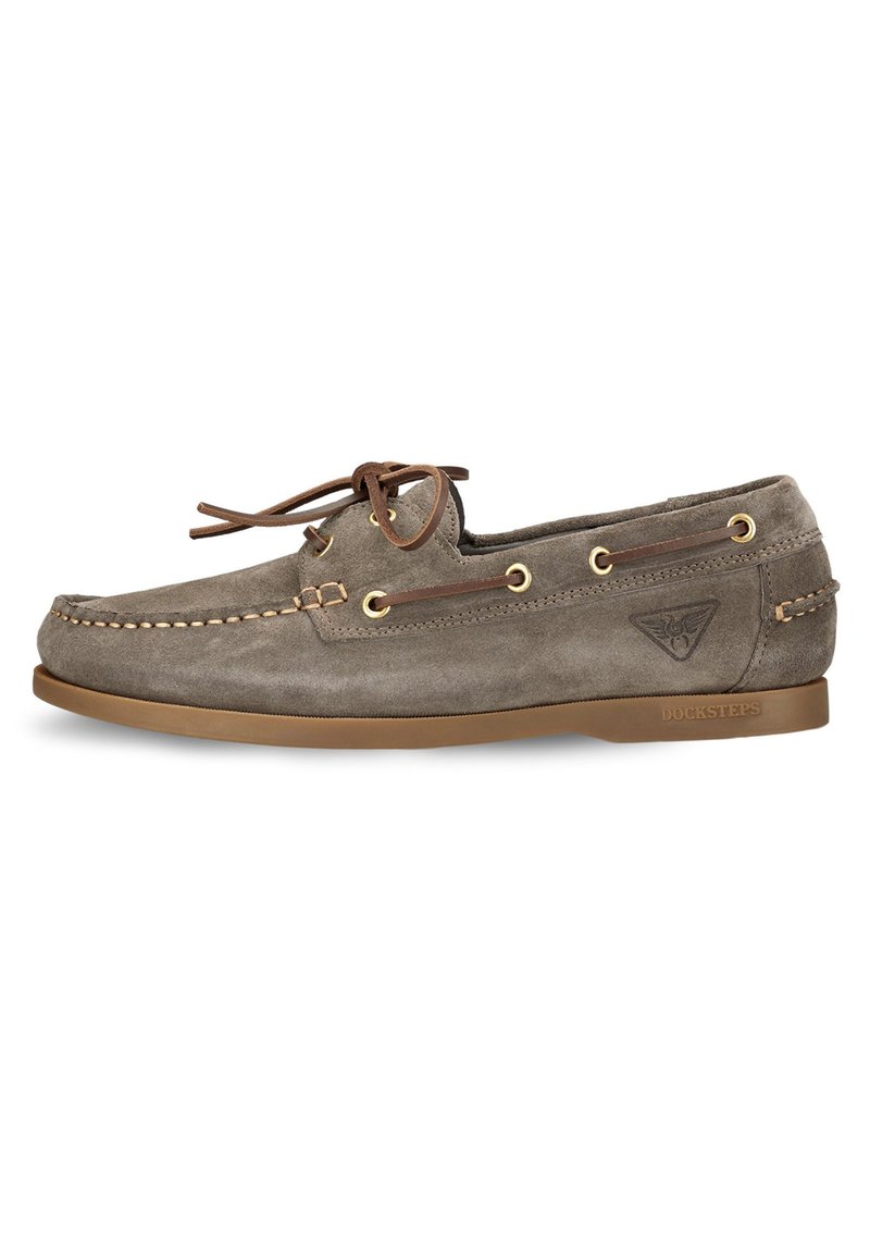 Scarpa da barca in suede grigio con lacci e occhielli in pelle marrone, dettaglio di cucitura laterale, suola in gomma e logo impresso sul tallone.