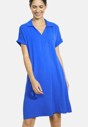 Robe bleu royal à manches courtes avec un col. Coupe décontractée, longueur genou et tissu texturé léger.