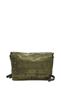 Sac à main en simili cuir métallique vert avec un rabat repliable, des accents cloutés et une bandoulière en chaîne. Surface texturée avec une finition brillante.