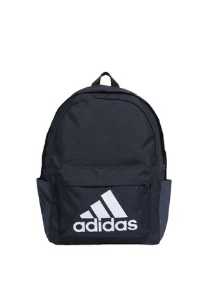 Zaino blu navy realizzato in tessuto, con una grande tasca frontale e logo Adidas bianco a contrasto. Forma arrotondata con manico superiore.