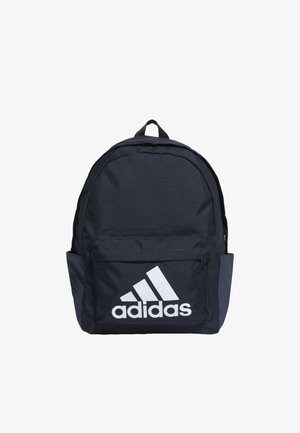 Zaino blu navy realizzato in tessuto, con una grande tasca frontale e logo Adidas bianco a contrasto. Forma arrotondata con manico superiore.