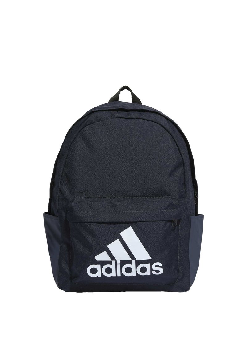 Zaino blu navy realizzato in tessuto, con una grande tasca frontale e logo Adidas bianco a contrasto. Forma arrotondata con manico superiore.