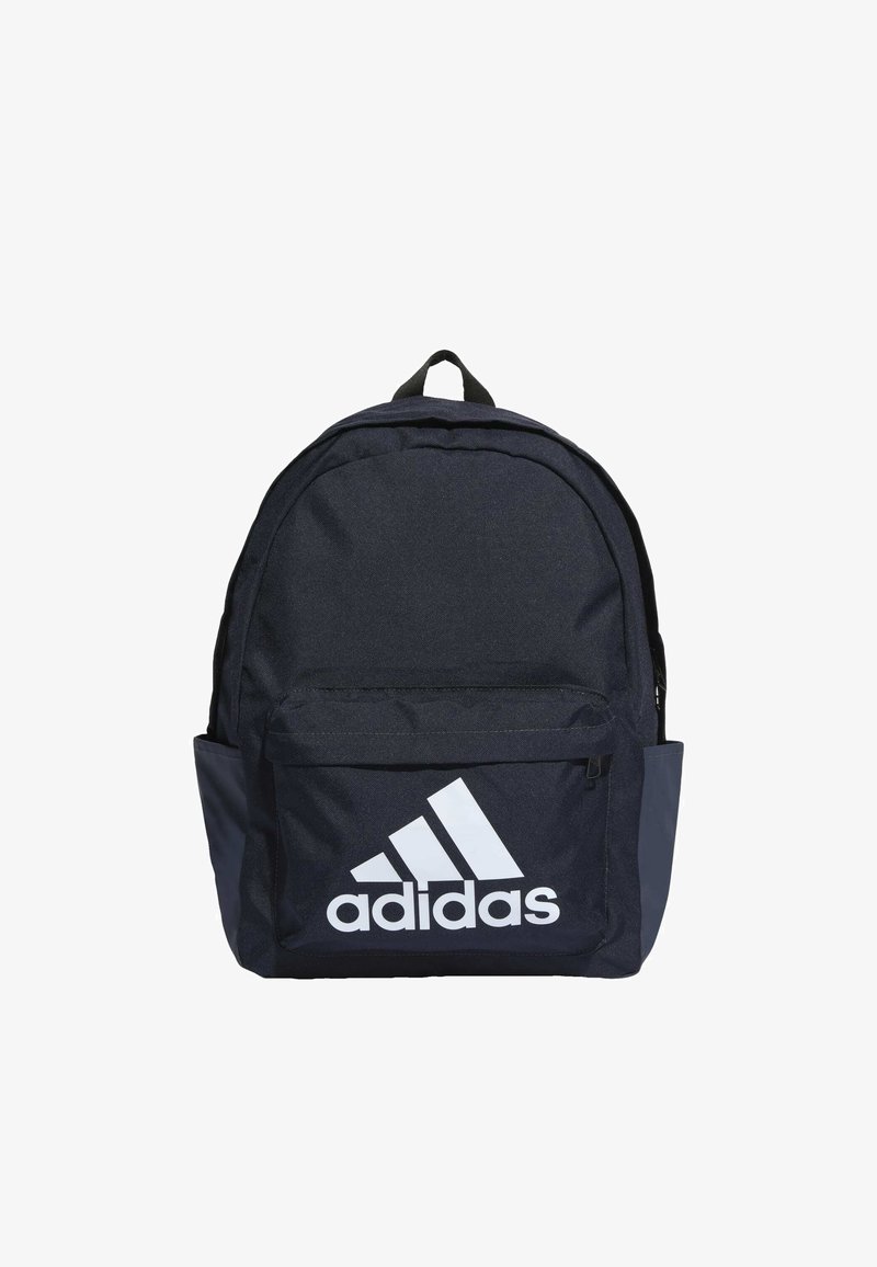 Zaino blu navy realizzato in tessuto, con una grande tasca frontale e logo Adidas bianco a contrasto. Forma arrotondata con manico superiore.