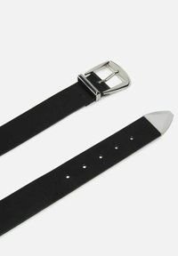 Cintura in pelle nera con fibbia in metallo argentato, con estremità appuntita, diversi fori per la regolazione e una texture liscia.