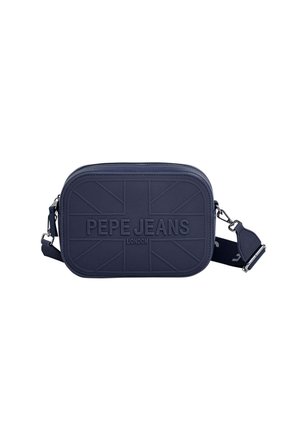 Bolso bandolera rectangular en color azul marino, fabricado en goma, con el diseño en relieve de "PEPE JEANS LONDON" y la bandera británica, y correa ajustable.