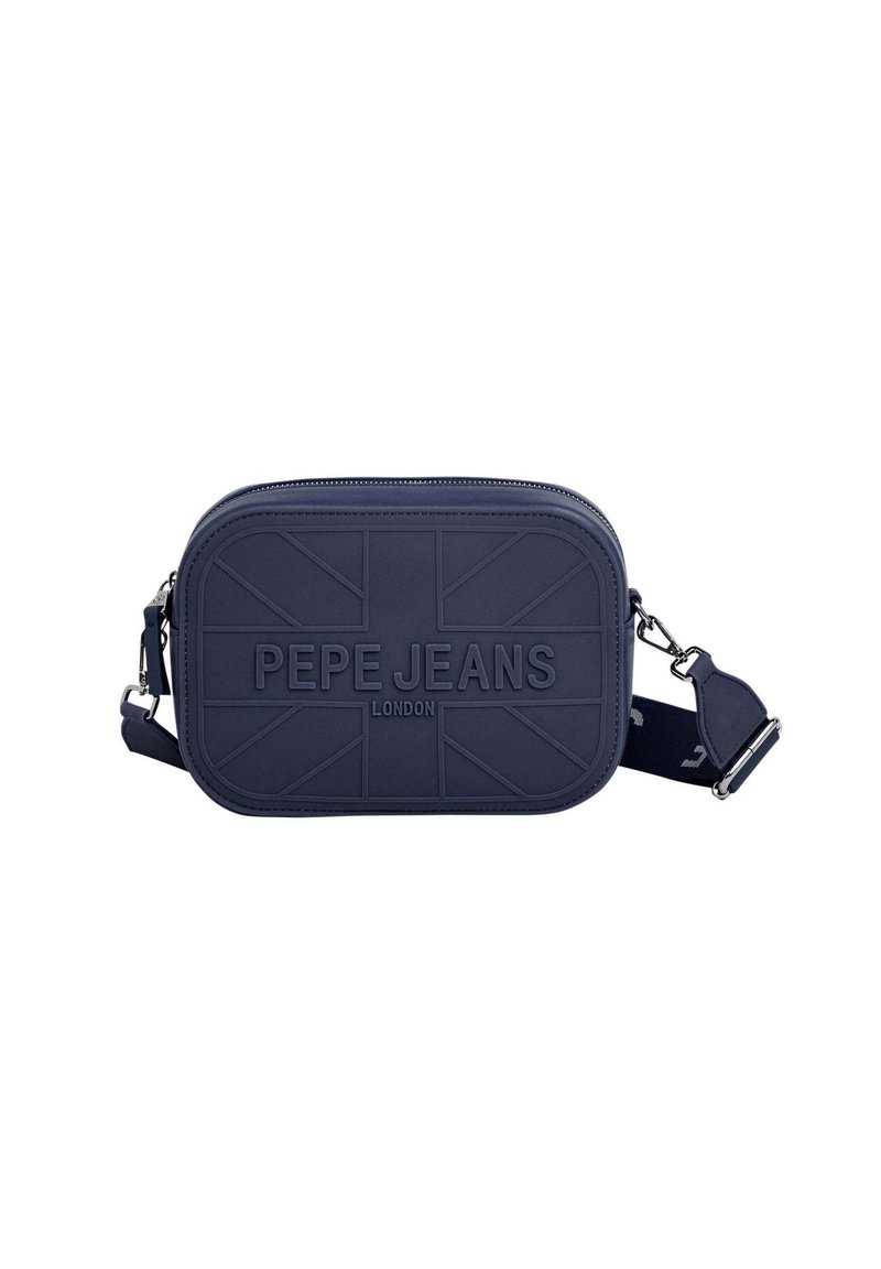 Bolso bandolera rectangular en color azul marino, fabricado en goma, con el diseño en relieve de "PEPE JEANS LONDON" y la bandera británica, y correa ajustable.
