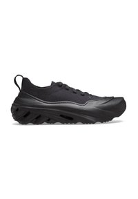 Schwarzer athletischer Sneaker mit dicker, strukturierter Sohle, gestricktem Obermaterial, Schnürdesign und Ziehschlaufe am Absatz, im Seitenprofil auf weißem Hintergrund gezeigt.