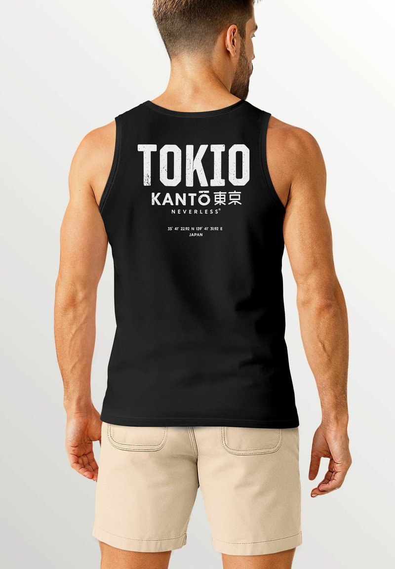 Schwarzes Tanktop mit weißem Text "TOKIO KANTO" und "NEVERLESS", ergänzt durch japanische Schriftzeichen, vor einem schlichten Hintergrund präsentiert.