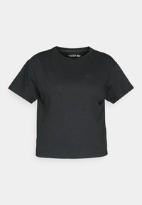 Juodas trumpas marškinėlis, pagamintas iš minkštos medžiagos. Trumpomis rankovėmis, apvaliu iškirpimu ir subtiliu logotipu ant priekio. Tiesus apvadas, minimalus dizainas.