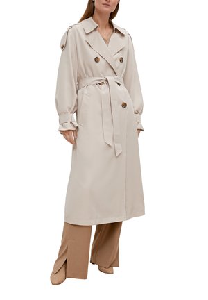 Beige lange trenchcoat met dubbelzijdig ontwerp, grote knopen en strikriem; heeft gathered mouwen en zijzakken; gladde stof.