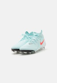 Gaiši zili futbolam paredzēti apavi ar teksturētu augšdaļu, melnu zoli un baltām tapas. Iekļauta spilgti oranža Nike swoosh logo.