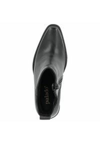 Bota de cuero negro hasta el tobillo con punta afilada, cierre de cremallera lateral y detalles de costura a lo largo de la suela; textura suave y diseño elegante.